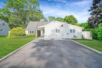 52 Sagebrush Ln, Islandia, NY 11749