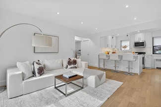 26 Terrace Cir Unit 9C, Great Neck, NY 11021