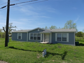422 Hutchinson St, Bowie, TX 76230