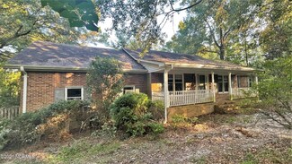 565 Old River Acres Dr, Burgaw, NC 28425