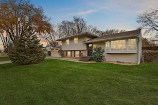 4004 Mcknight Rd N, Saint Paul, MN 55110