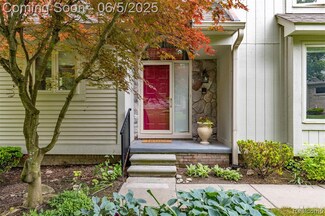 135 Hampton Ct Unit 30, Northville, MI 48168