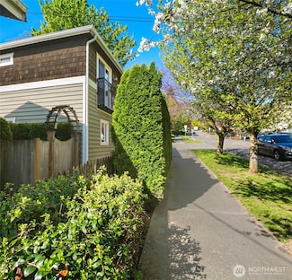 429 20th Ave E Unit B, Seattle, WA 98112
