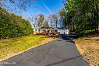 8 N Hill Dr, Ballston Lake, NY 12019
