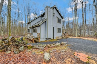 209 Kit Carson Cir, Pocono Pines, PA 18350