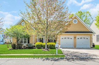 2 Carleton Dr, Freehold, NJ 07728