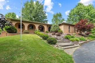 945 E Gunn Rd, Rochester, MI 48306