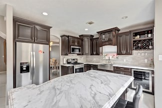 1003 Highland Woods Dr, Highlands, TX 77562