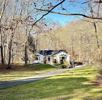 65 Red Oak Ln, Mount Kisco, NY 10549