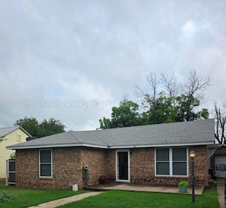 304 Avenue E SE, Childress, TX 79201