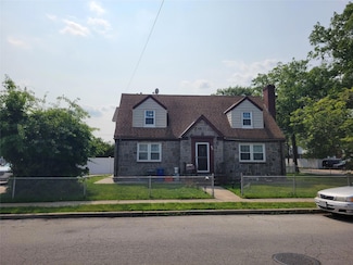 122 James St, Franklin Square, NY 11010