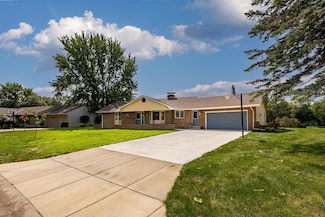 127 Hillcrest Dr, Belle Plaine, MN 56011