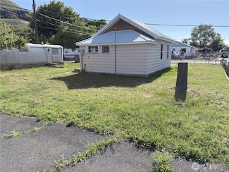 302 Roosevelt Dr, Grand Coulee, WA 99133