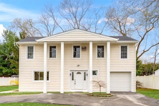 36 Pinewood Dr, ComMacK, NY 11725