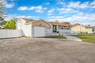 27 Kenwood Dr, Bohemia, NY 11716