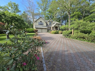 16 Fullmar Ln, Norwalk, CT 06850
