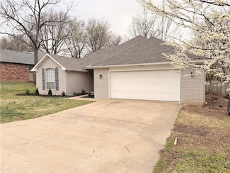1815 N Glenbrook Place, Fayetteville, AR 72701