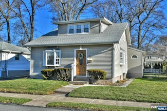 33 Bergen Ave, Waldwick, NJ 07463