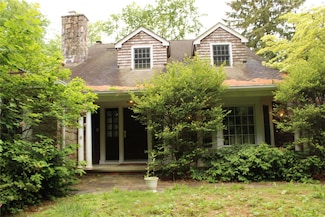 7 Locust Ln, Glen Head, NY 11545
