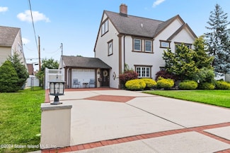 33 Russet Ln, Wantagh, NY 11793