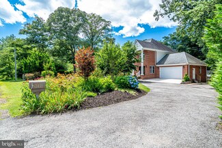 5242 Navaho Dr, Alexandria, VA 22312