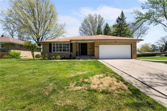 6223 Meadview Dr, Seven Hills, OH 44131