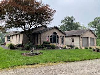12702 Crestview Ln, Trenton, IL 62293