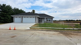 1304 W Hillcrest Dr, Chillicothe, IL 61523