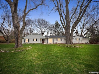 2710 S Christian Hills Dr, Rochester Hills, MI 48309