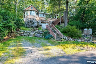 17 Pheasant Ln, West Milford, NJ 07480