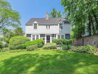 221 Manhasset Ave, Manhasset, NY 11030
