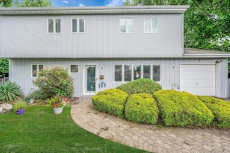 3 Clarissa Ln, ComMacK, NY 11725
