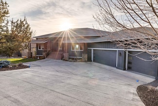 983 Highland View Loop, Redmond, OR 97756