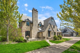 6243 N Sauganash Ave, Chicago, IL 60646