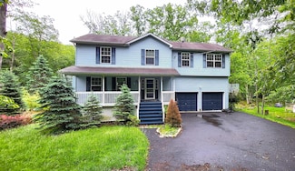 405 Saunders Dr, Bushkill, PA 18324