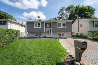 12 Croley St, Huntington, NY 11743