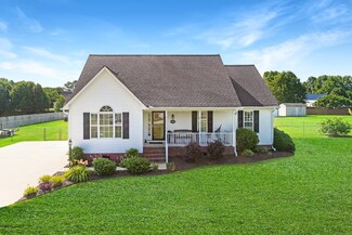 1017 Beddards Crossing Dr, Grimesland, NC 27837
