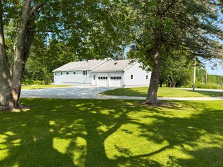 438 Old County Rd, Rockland, ME 04841