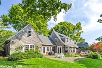 21 William St, Vineyard Haven, MA 02568