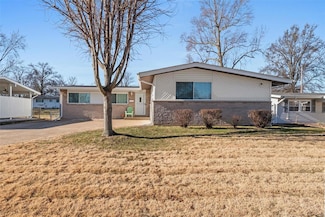 850 Gonzaga Ln, Florissant, MO 63031