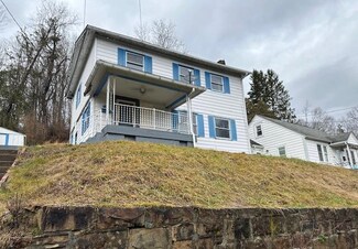 725 Broad St, Mount Hope, WV 25880