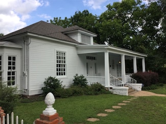 1014 N Sycamore St, Palestine, TX 75801