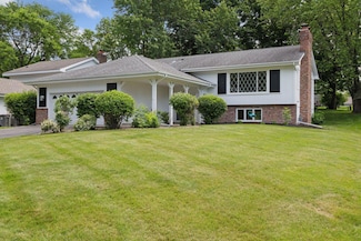 8665 Windward Cir, Eden Prairie, MN 55344