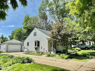 58 5th Ave NW, Watertown, SD 57201
