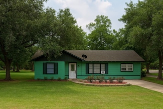 329 Live Oak St, Blessing, TX 77419