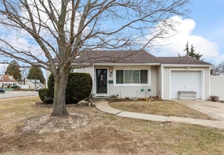 51 Graham St, Farmingdale, NY 11735