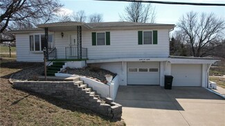 2520 Westminister Ln, Saint Joseph, MO 64503