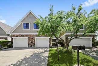 2569 Essex Dr, Northbrook, IL 60062