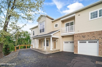 605 Vly Pointe Dr, Schenectady, NY 12309