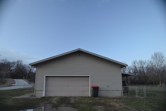 203 Clover Dr, Cassville, MO 65625